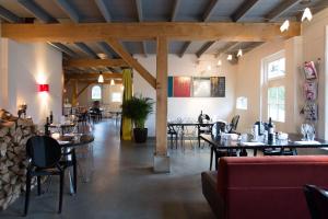 a restaurant with tables and chairs in a room at Restaurant Hotel Buitenlust in Amerongen