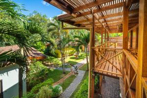 Um jardim no exterior de Hotel Arco Iris