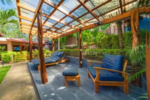 Um jardim no exterior de Hotel Arco Iris