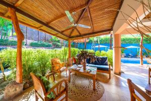 Um jardim no exterior de Hotel Arco Iris