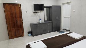 Postel nebo postele na pokoji v ubytování HOTEL DIVINE RAMESHWARAM
