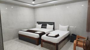 Postel nebo postele na pokoji v ubytování HOTEL DIVINE RAMESHWARAM