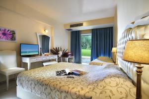 TV a/nebo společenská místnost v ubytování Portes Beach Hotel