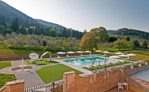ein Freibad mit Sonnenschirmen und Liegestühlen in der Unterkunft Hotel Villa Cheli in Lucca