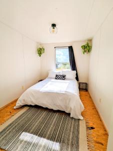 sypialnia z łóżkiem i oknem w obiekcie Fireside Camp + Lodge 