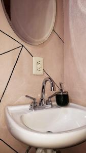 um lavatório numa casa de banho com um espelho e um lavatório em cabaña mariposa monarca em Mineral de Angangueo