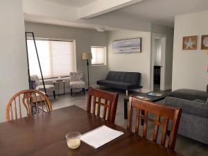 ein Wohnzimmer mit einem Tisch und einem Sofa in der Unterkunft Sleeps 8! Just a 2 minute walk to Beach 1 in Wasaga Beach