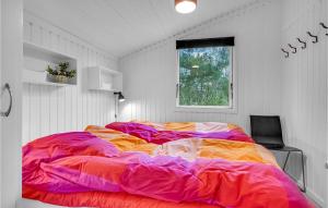 Postel nebo postele na pokoji v ubytování Cozy Home In lbk With Kitchen