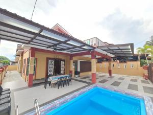 Bazén v ubytování HOMESTAY EPOH MANJOI WITH PRIVATE POOL AND JACUZZI nebo v jeho okolí