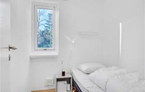um quarto branco com uma cama e uma janela em Stunning Home In Hadsund With House A Panoramic View em Hadsund