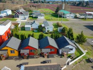 una vista aérea de una pequeña ciudad con casas en The Seaview Cottages, en Seaview