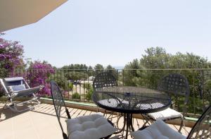 un patio con tavolo e sedie sul balcone. di Marine House a Cala Gonone