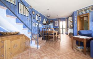 uma sala de estar com paredes azuis e uma escadaria em Marine House em Cala Gonone