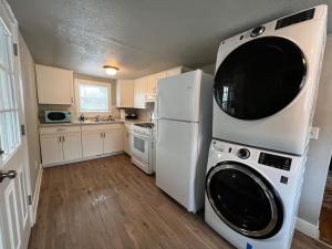 uma cozinha com um frigorífico branco e uma máquina de lavar e secar roupa em Roomy single bedroom with a huge back yard em Billings