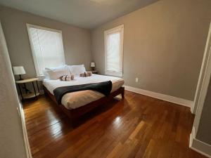 um quarto com uma cama e piso em madeira em Roomy single bedroom with a huge back yard em Billings
