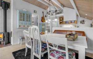 Χώρος καθιστικού στο 3 Bedroom Stunning Home In Ansager
