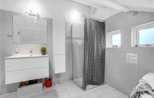 Ένα μπάνιο στο 3 Bedroom Stunning Home In Ansager