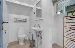 Ένα μπάνιο στο 3 Bedroom Stunning Home In Ansager