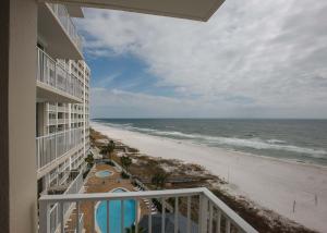 uma vista para a praia a partir da varanda de um edifício em Shoalwater 802 em Orange Beach