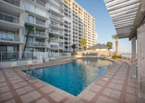 una piscina frente a un edificio de apartamentos en Shoalwater 802, en Orange Beach