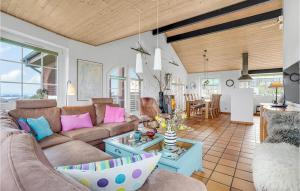 ein Wohnzimmer mit einem Sofa und einem Tisch in der Unterkunft Awesome Home In Lemvig With Kitchen in Lemvig