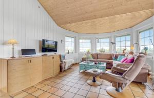 ein Wohnzimmer mit einem Sofa und einem TV in der Unterkunft Awesome Home In Lemvig With Kitchen in Lemvig
