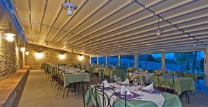 ein Esszimmer mit grünen Tischen und Stühlen in der Unterkunft Hotel Villa Cheli in Lucca