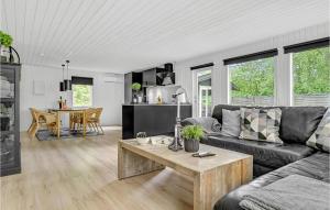 埃伯爾措夫特的住宿－Nice Home In Ebeltoft With Wifi，客厅配有沙发和桌子