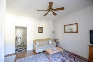 un soggiorno con divano e ventilatore a soffitto di Brown & Hawkins Historical Apartments a Seward