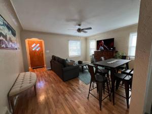 sala de estar con sofá, mesa y sillas en Snug, neighborly home perfect for your small group en Billings