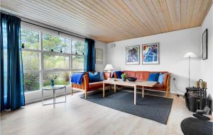sala de estar con sofá y mesa en Cozy Home In Blvand With Wifi en Blåvand