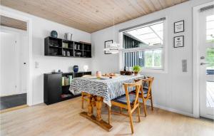 una sala da pranzo con tavolo e sedie di Cozy Home In Blåvand With Wifi a Blåvand