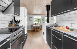 Cucina o angolo cottura di Cozy Home In Blåvand With Wifi