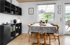 Cucina o angolo cottura di Cozy Home In Blåvand With Wifi