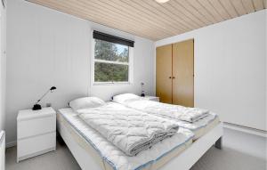 Letto o letti in una camera di Cozy Home In Blåvand With Wifi
