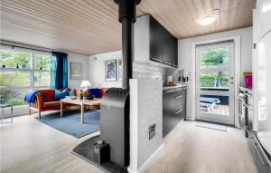 Cucina o angolo cottura di Cozy Home In Blåvand With Wifi