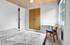 Letto o letti in una camera di Cozy Home In Blåvand With Wifi