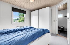 Letto o letti in una camera di Cozy Home In Blåvand With Wifi