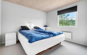 Letto o letti in una camera di Cozy Home In Blåvand With Wifi