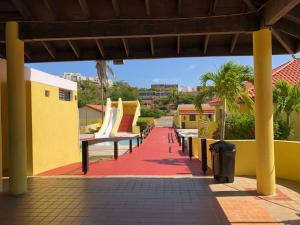 eine Terrasse mit einer Reihe von Stühlen und einem roten Teppich in der Unterkunft Casa Rosado @ Villa Marina Fajardo Pool Yunque in Fajardo