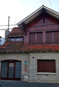 un edificio con dos puertas de garaje y un techo en Departamento Chauvin en Mar del Plata