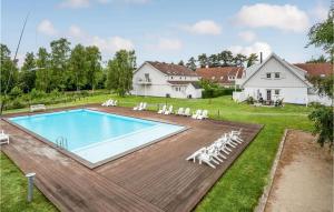 een afbeelding van een zwembad met stoelen en een huis bij Cozy Apartment In Nykbing Sj With Outdoor Swimming Pool in Rørvig