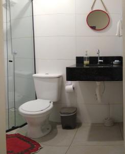 インビトゥバにあるPraia do Rosa loft com cozinhaのバスルーム(トイレ、洗面台、鏡付)
