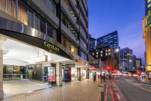 Una calle de la ciudad por la noche con gente caminando por la calle en CityLife Wellington, en Wellington