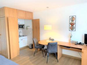 a room with a table and chairs and a kitchen at Trafalgar 231 in Döse