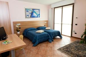 NervianoにあるResidenza Auroraのベッドルーム(青いベッド1台、テーブル付)