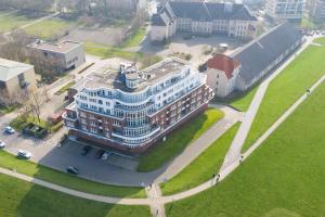 einen Luftblick auf ein großes Hotelgebäude in der Unterkunft Nordseeblick 5 in Cuxhaven