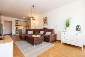 sala de estar con sofá y mesa en Kurpark-Residenz 141 en Döse