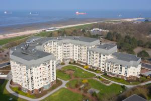 eine Luftansicht eines Gebäudes neben dem Strand in der Unterkunft Kurpark-Residenz 242 in Döse