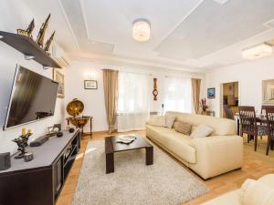 ein Wohnzimmer mit Couch und Fernseher in der Unterkunft Villa Beauty Luxury Vodice in Vodice